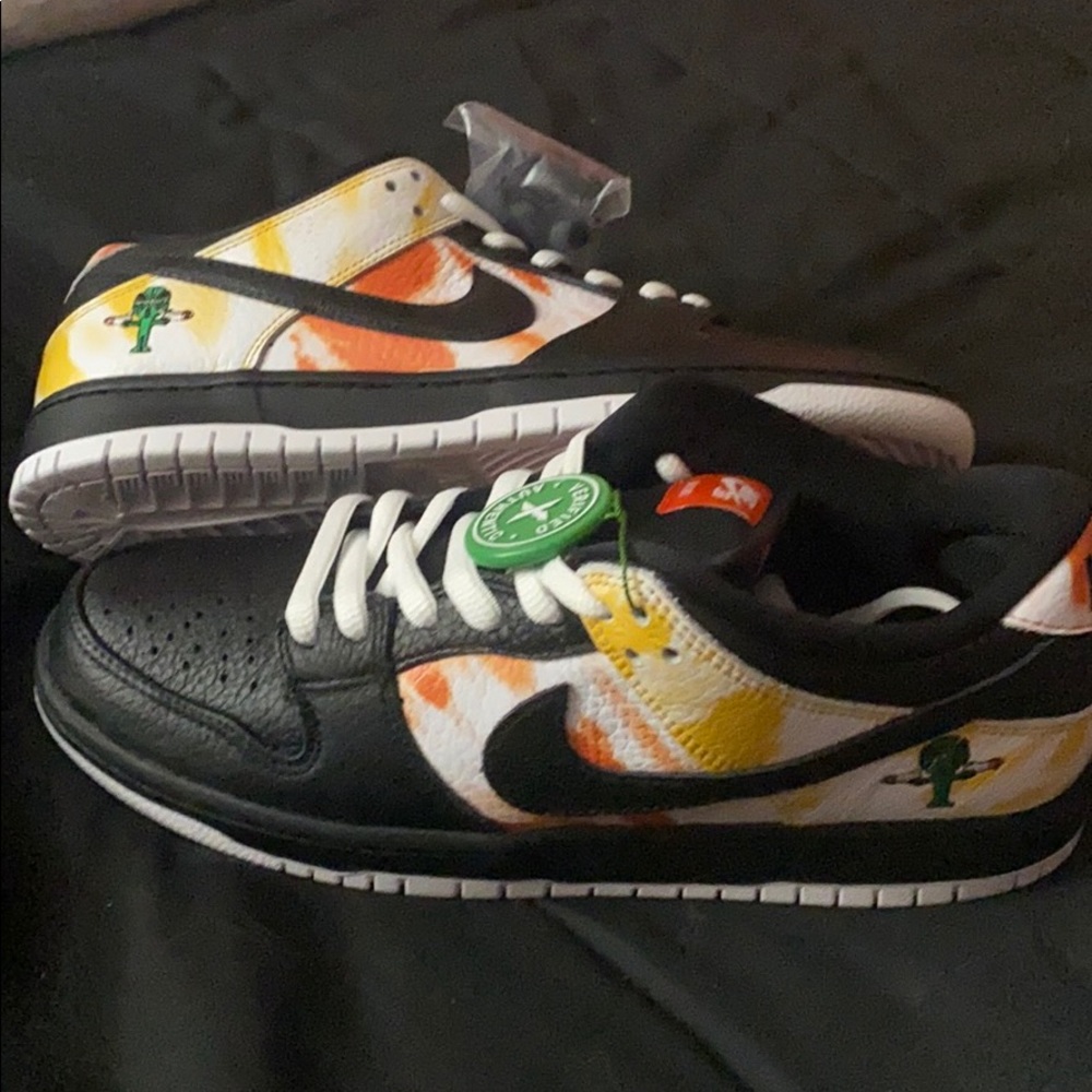 BRAND NEW !!! NikeSB DUNK Low Pro QS “RayGun”